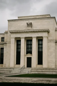 خفض الفائدة الفيدرالي 2025 في مبنى الاحتياطي الفيدرالي الأمريكي